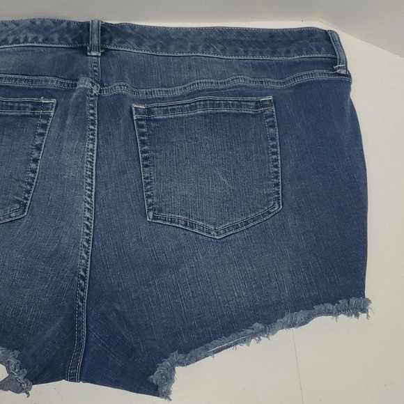 Torrid Medium Wash Frayed Denim Jean Shorts Women’s Size 24 - Picture 7 of 11